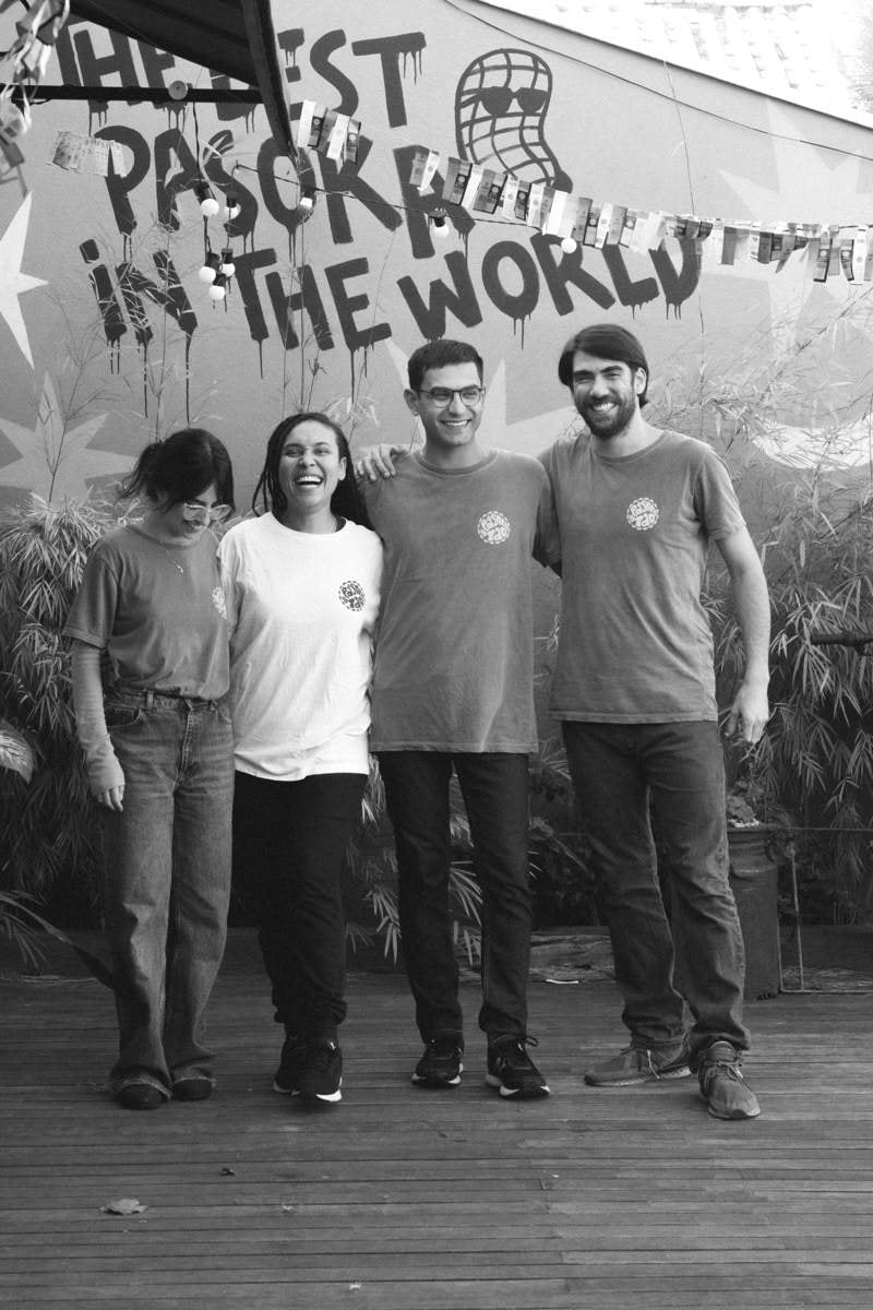 A equipe da Pasoka do Tao em frente ao muro The best Pasoka in the world