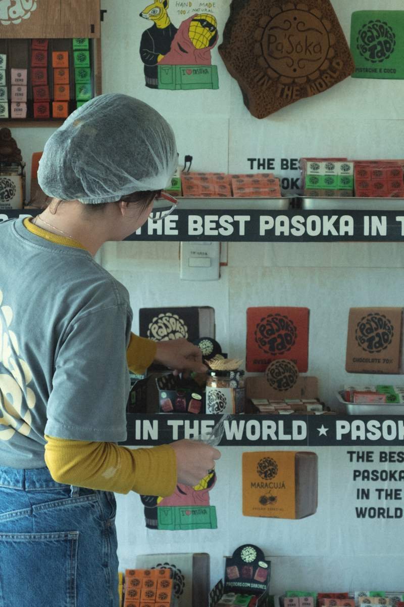Atendente na loja da Pasoka do Tao