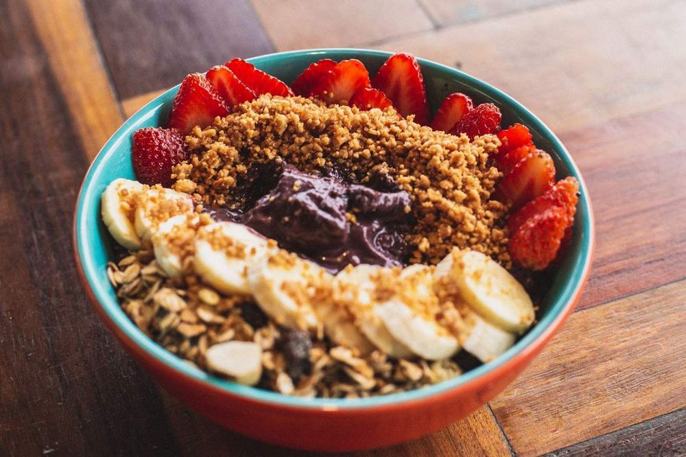 Tigela de açaí com banana, morango e paçoca por cima