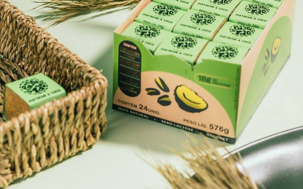 Display da Pasoka do Tao com 24 paçocas, ao lado de uma cesta de palha