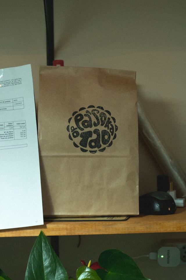 Sacola de papel kraft com a marca Pasoka do Tao
