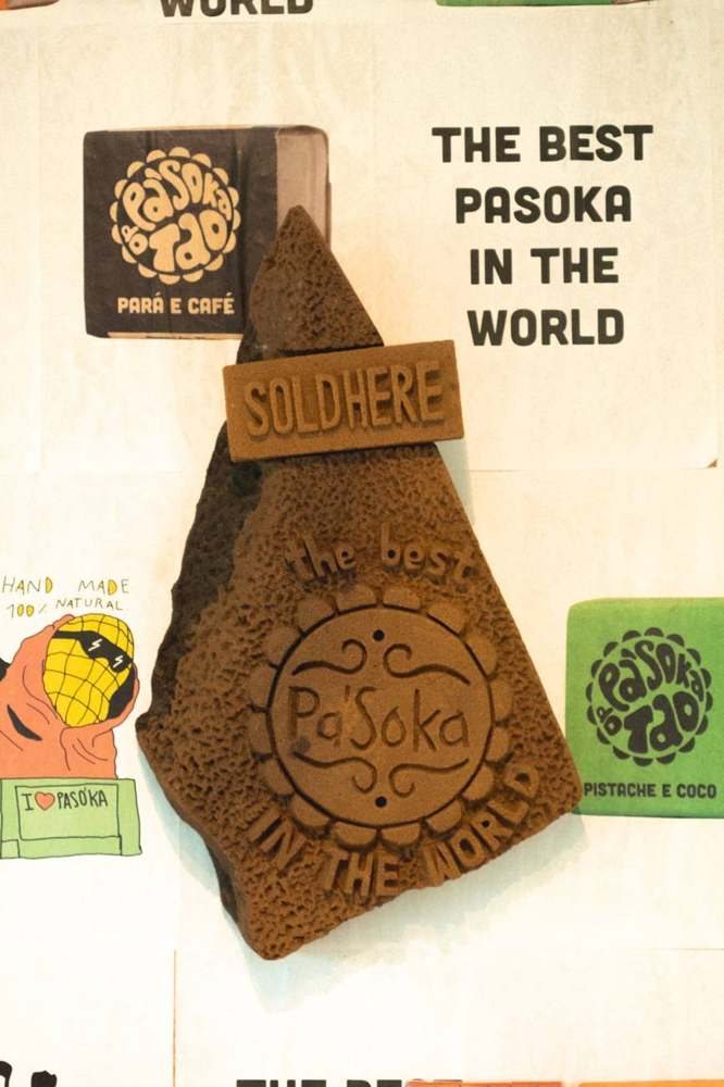 Paçoca gigante da Pasoka com a placa Sold here
